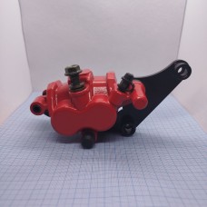 Суппорт тормозной передний с кронштейном (красный) -- SCRAMBLER 250